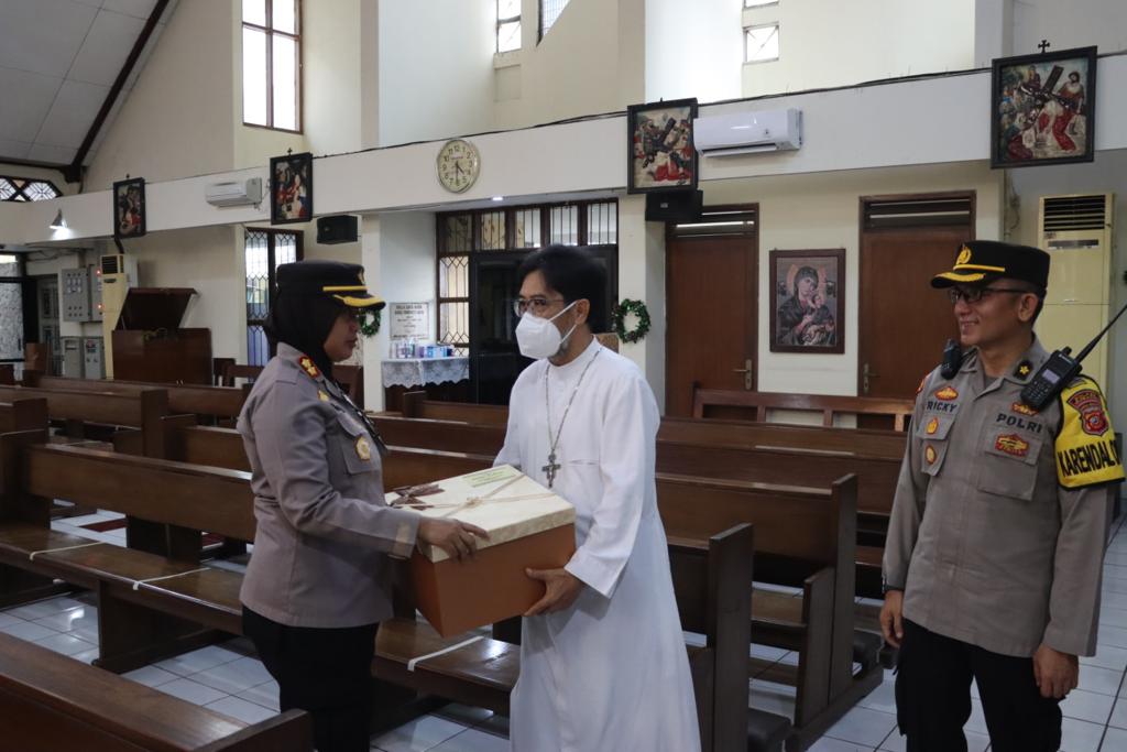 Jelang Natal, Kapolres Subang lakukan Pengecekan Dan Berikan Bingkisan Ke Pengurus Gereja Wilayah Pamanukan