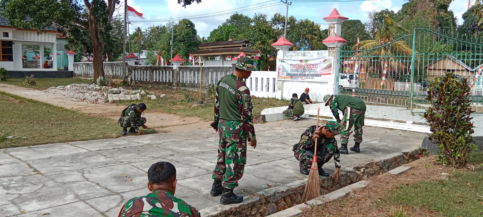 Jelang Peringatan HUT RI Ke 73,Kodim 1416/Muna Bersama Dinas Sosial dan Masayarakat Bersihkan Taman Makan Pahlawan Watopute