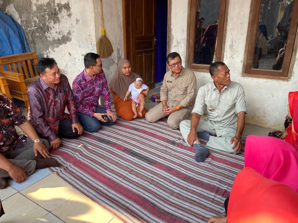 Jenguk Bayi Tanpa Tempurung Kepala, Kang Jimat Serahkan 'Kadeudeuh'