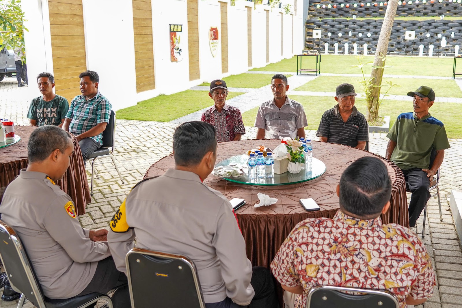 Jumat Curhat Bersama Polda Sultra di Desa Opaasi, Masyarakat Keluhkan Masalah Minuman Keras dan Pencurian Ternak