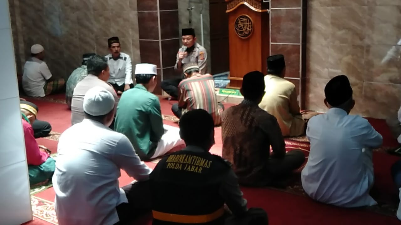Jumat Curhat Polisi  Di Mesjid Agung Tarogong Kaler