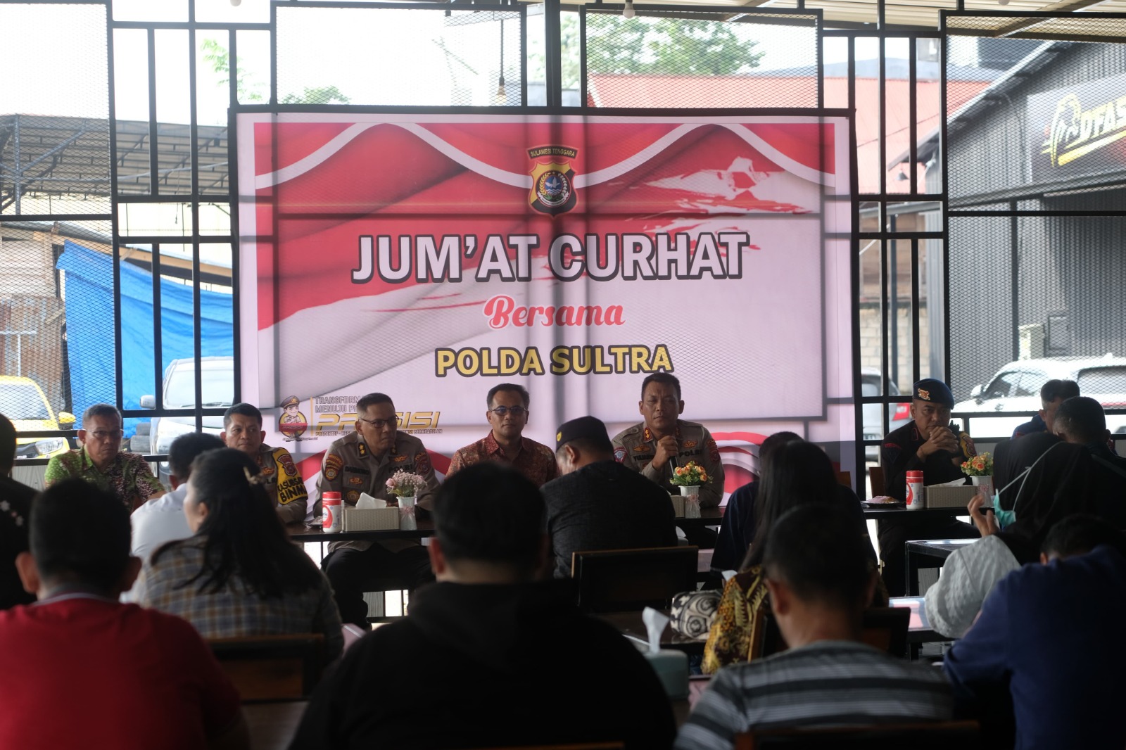 Jumat Curhat, Wadirlantas Polda Sultra AKBP Yulianto Mendengarkan Keluhan dan Saran Warga