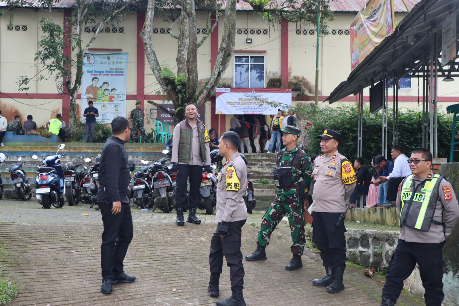 Kabid Humas Polda Jabar : Pastikan Kondusif, Polisi  Pantau Sidang Pleno Tingkat PPK