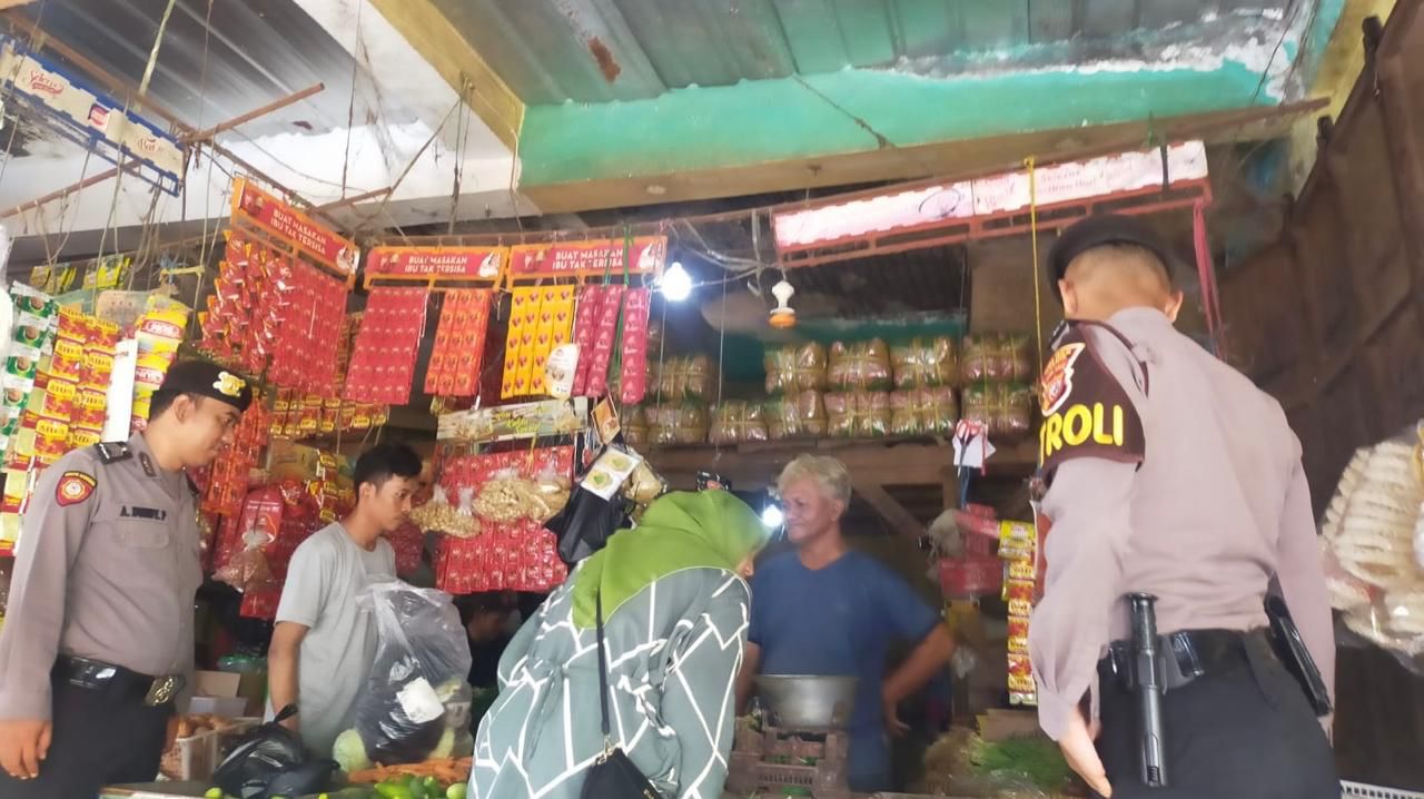 Kabid Humas Polda Jabar : Polisi  Pantau  Harga dan Ketersediaan Bahan Pokok di Pasar Manis