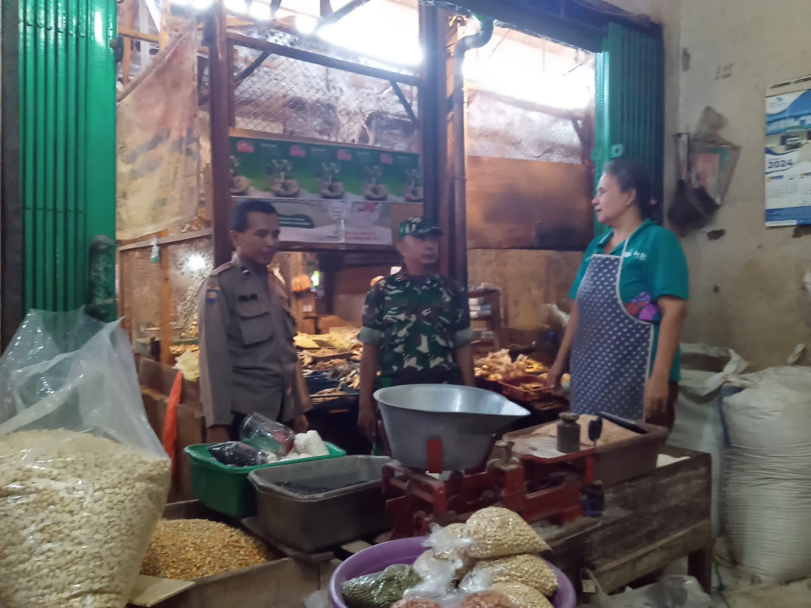 Kabid Humas Polda Jabar : Sinergi TNI-Polri di Pasar Tradisional Kadipaten Untuk Cek Harga Sembako