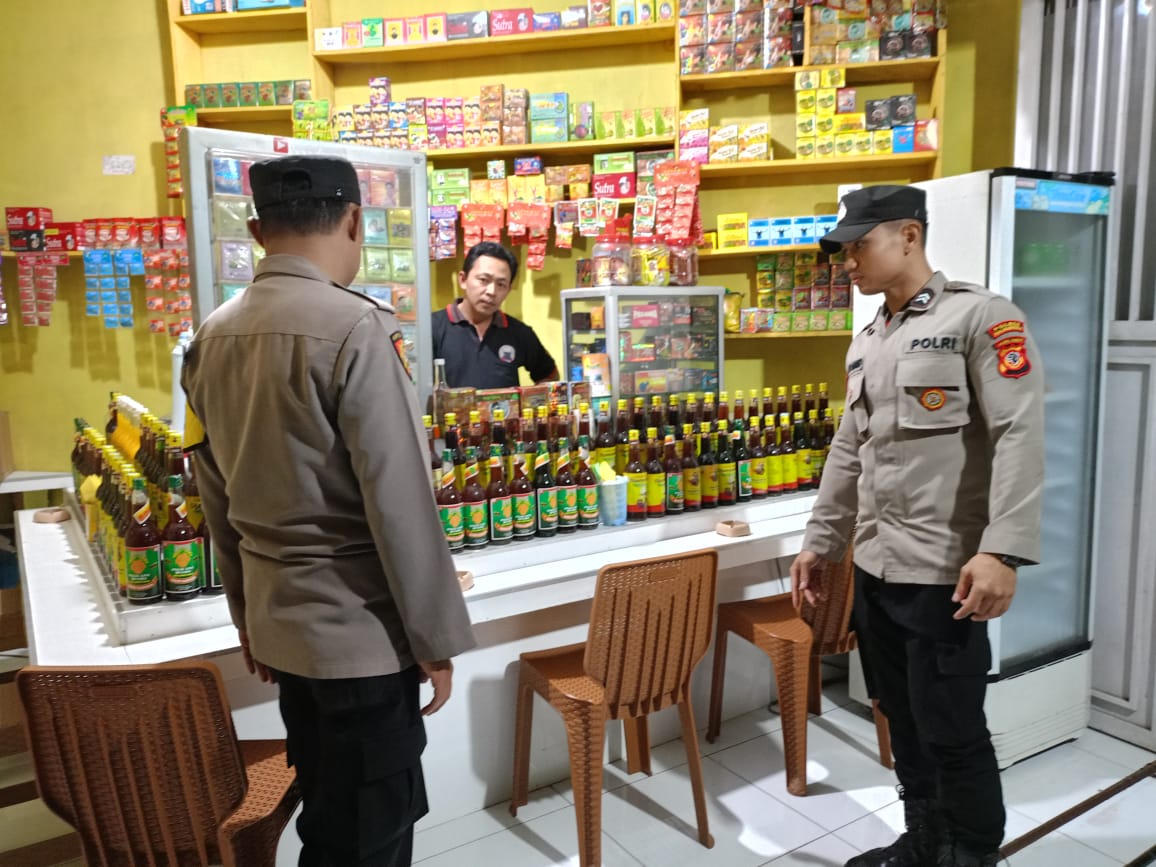 Kabid Humas Polda Jabar : Tekan Peredaran Miras, Bhabinkamtibmas Sambangi Toko Jamu