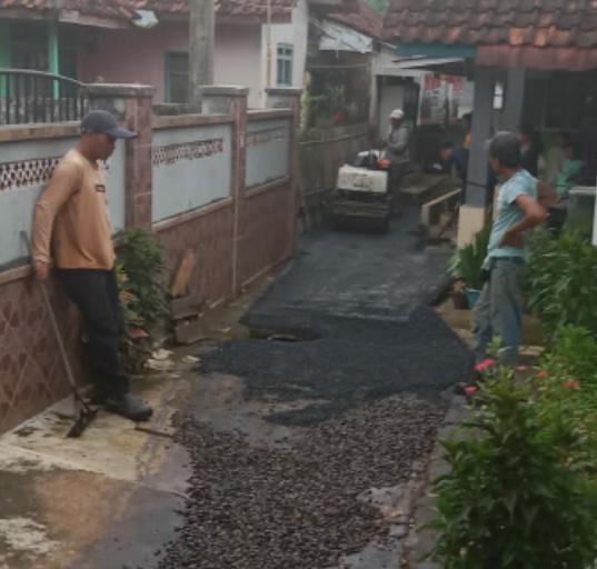 Kades Tenjolaya Realisasikan DD Tahap 1 Untuk Hotmix  Dan Curah