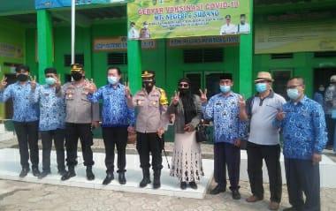 Kadinkes bersama Kapolres Subang Tinjau Vaksinasi di MTsN 6 Sukasari dan Berikan Bantuan Sembako kepada Masyarakat Terdamapak Banjir Rob