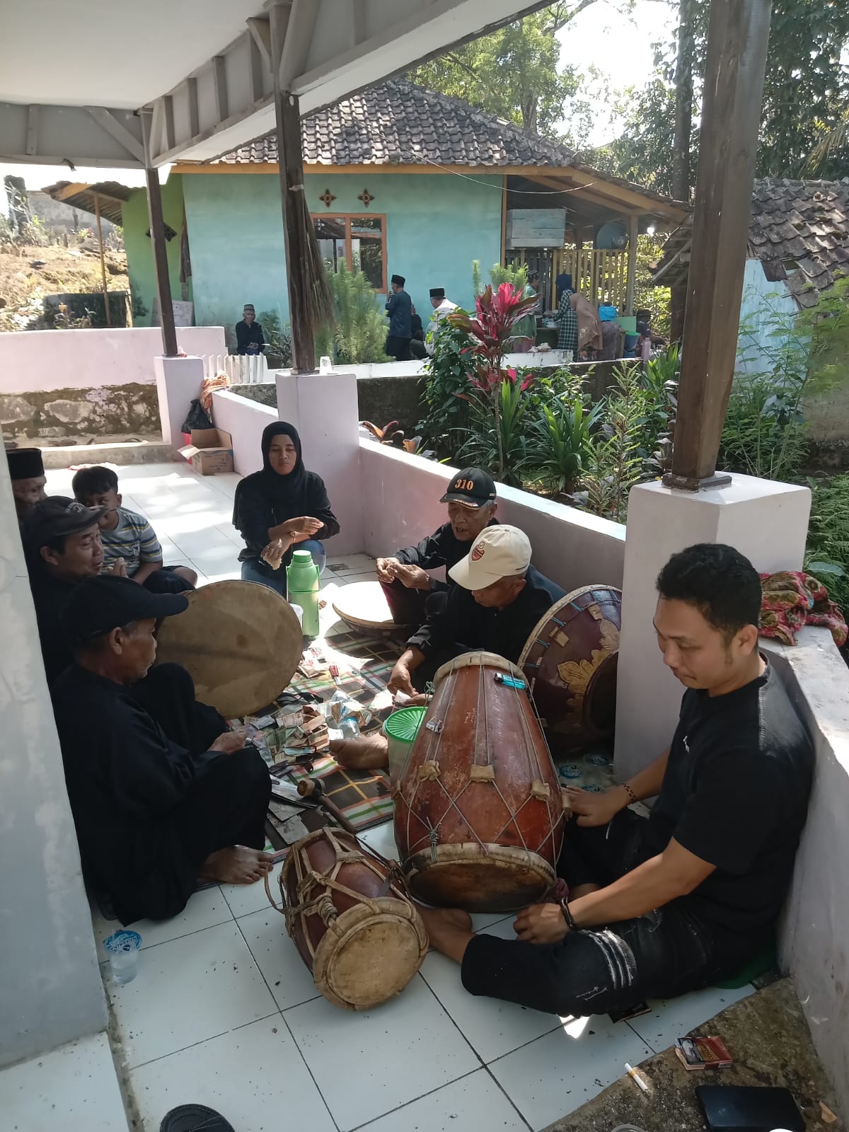 Kadus Satu Desa Cimanglid Adakan Ruatan Bumi,Seni Buhun Gemyung Traditional Jadi Alat Perekat Sosial