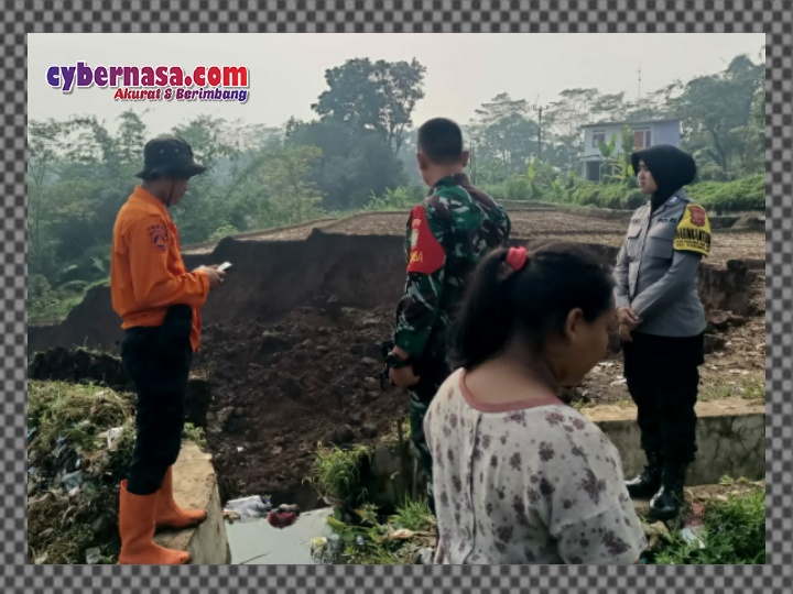 Kalak BPBD Tinjau  Lokasi Tanah Longsor Di Cadas Ngampar Kasomalang Wetan Bersama Babinsa Dan Bhabinkamtibmas