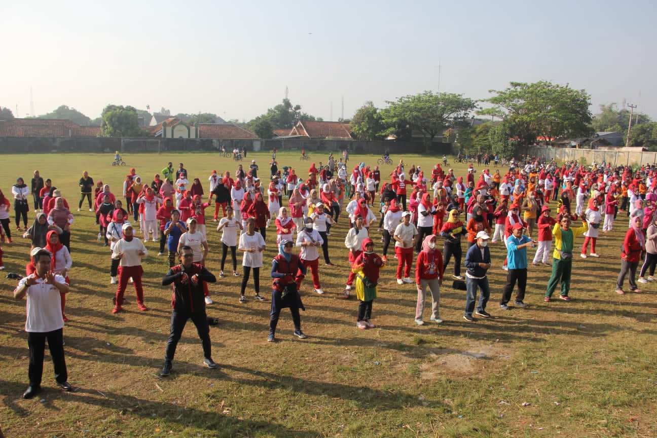 Kang Akur Buka Senam Zumba Massal