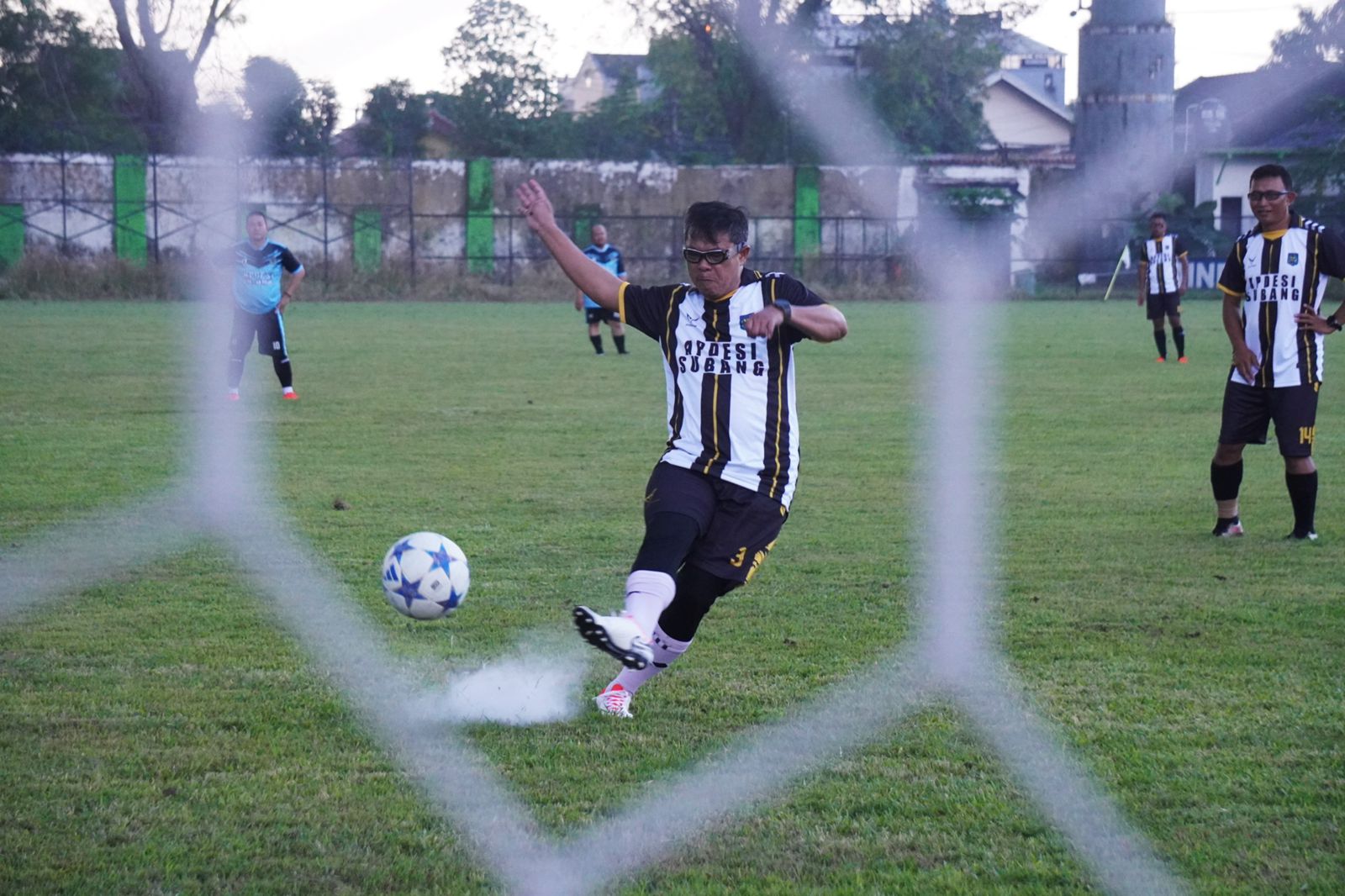 KANG AKUR CETAK SATU GOL DI LAGA APDESI SUBANG VS SUKABUMI, BANGUN SPORTIVITAS DAN KEKOMPAKAN LINTAS DAERAH