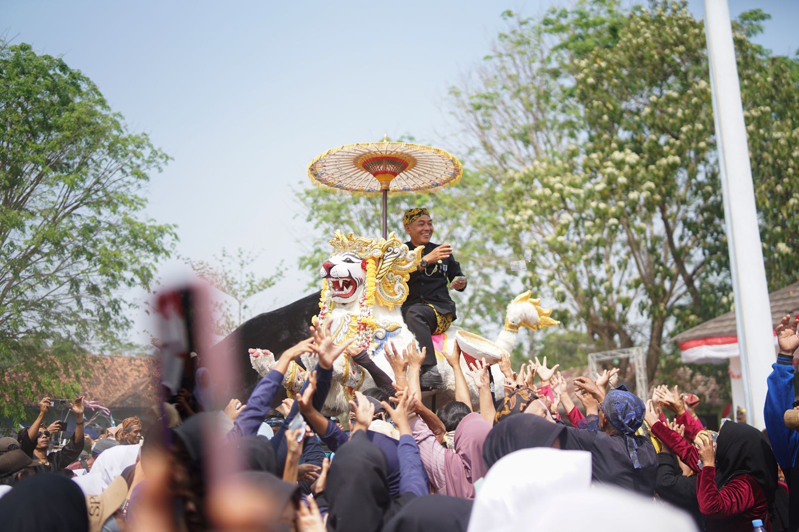 KANG AKUR HADIRI MILANGKALA KE-27 CIKAUM, APRESIASI SEMANGAT GOTONG ROYONG MASYARAKAT