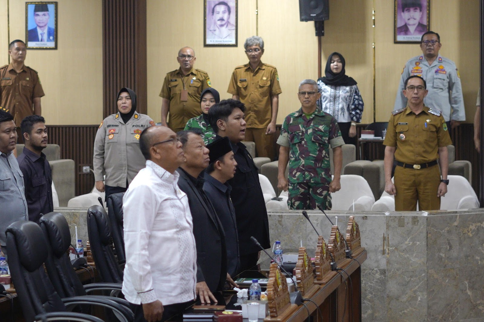 KANG AKUR HADIRI RAPAT PARIPURNA DPRD UNTUK DENGARKAN PANDANGAN UMUM TERHADAP 2 RAPERDA