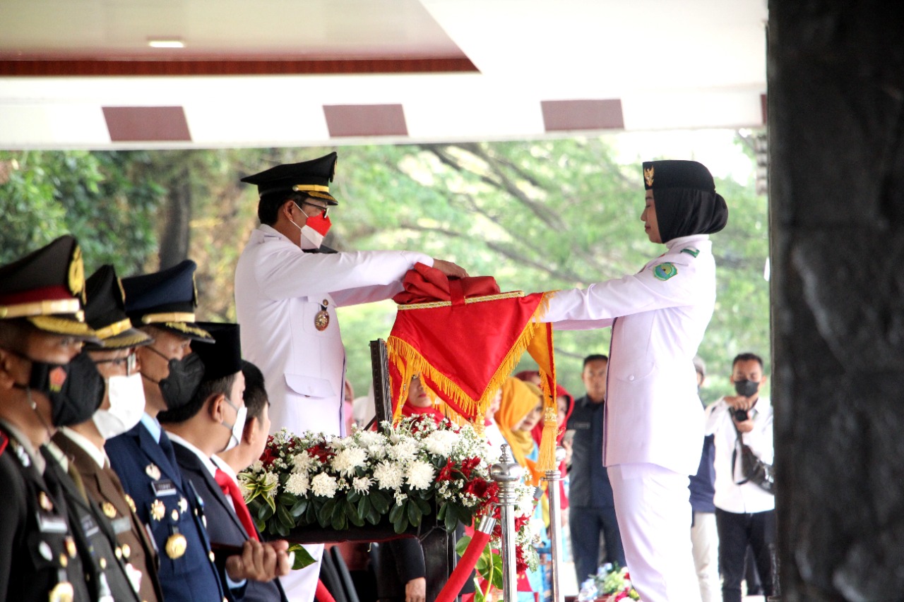 Kang Akur Inspektur Upacara Penurunan Bendera Merah Putih HUT RI KE-77