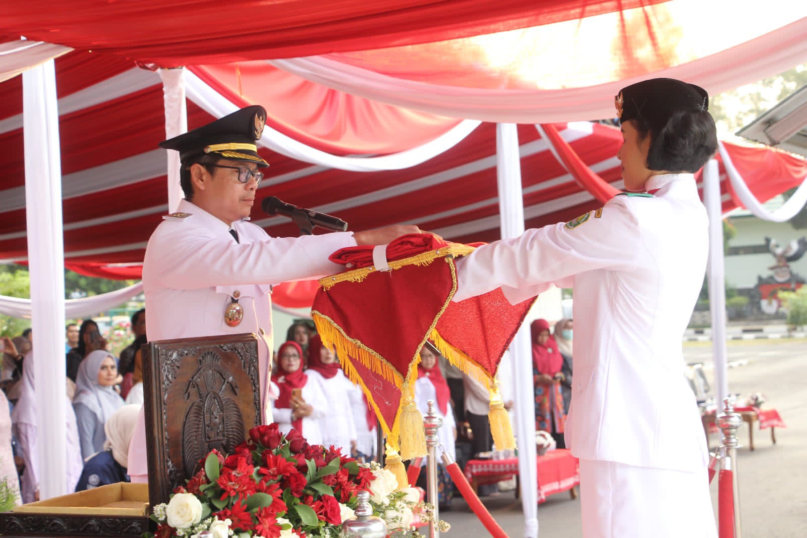 KANG AKUR JADI INSPEKTUR DALAM UPACARA PENURUNAN BENDERA
