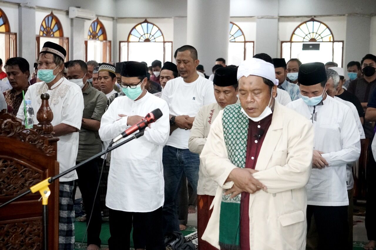 Kang Akur Laksanakan Shalat Ghaib Untuk Emmeril