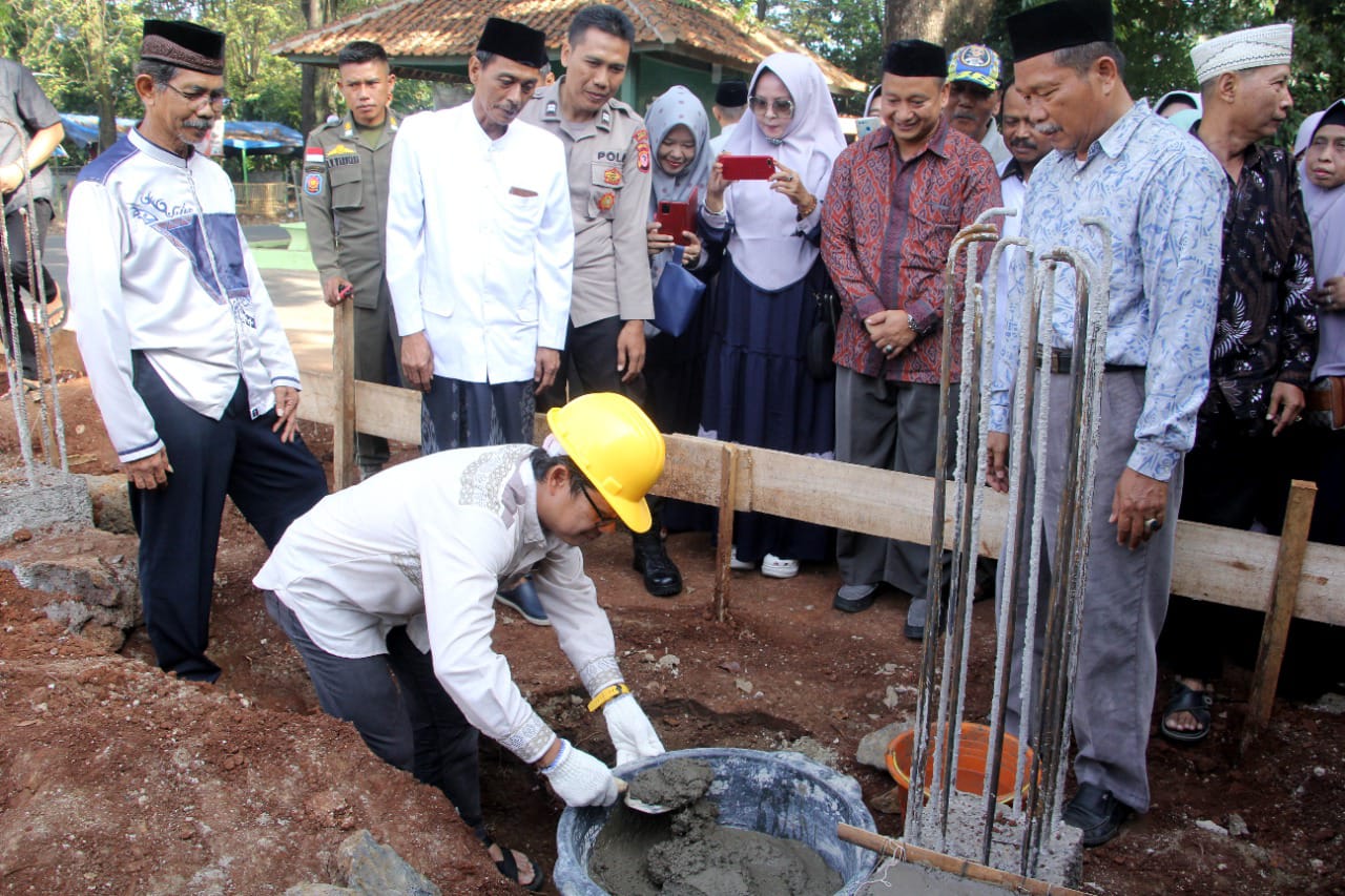 KANG AKUR LETAKAN BATU PERTAMA RENOVASI MASJID AL-HIKMAH PERUMNAS SUBANG