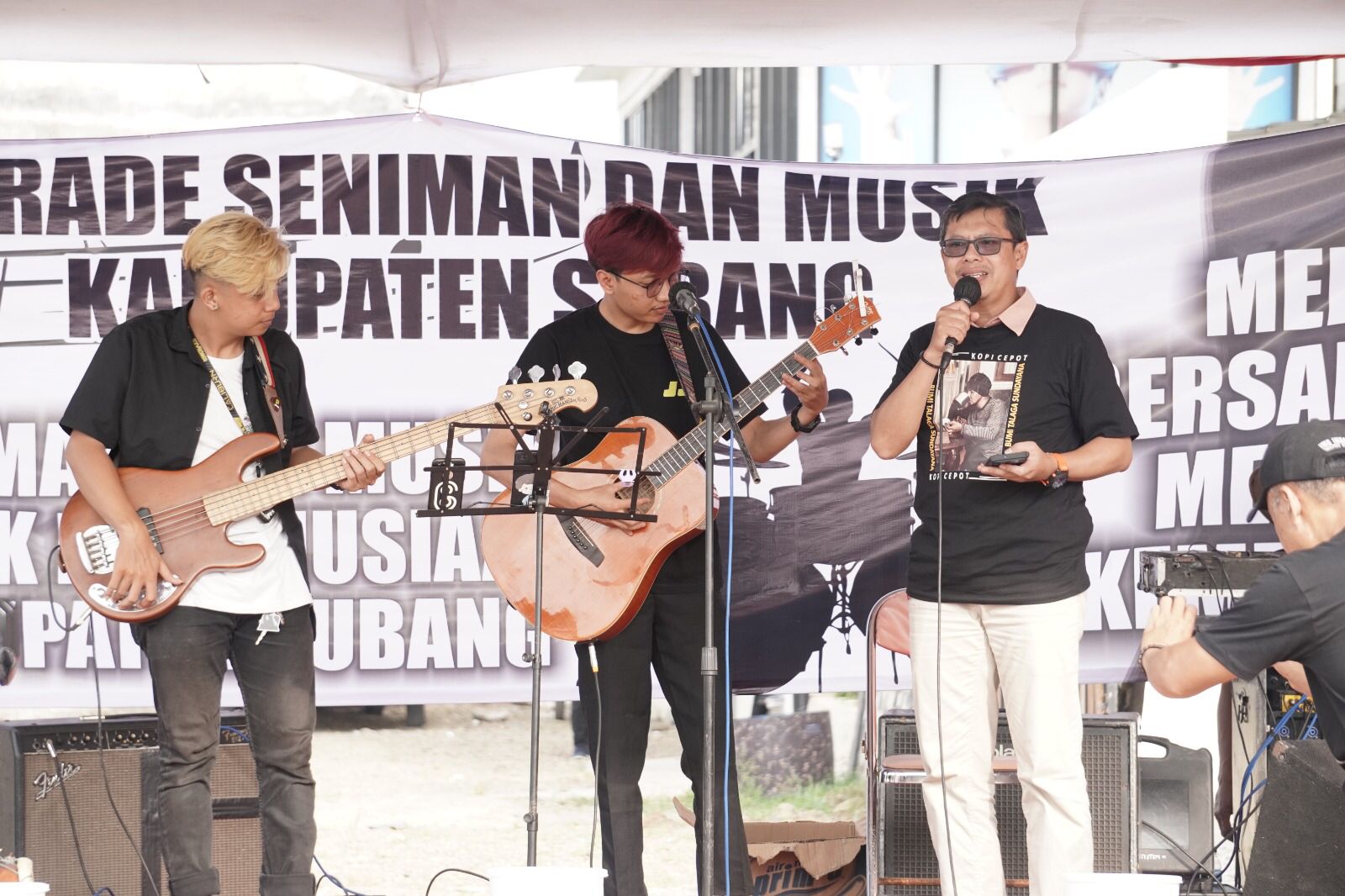 KANG AKUR MEMBUKA PAGELARAN SENI KEMANUSIAAN PARADE SENIMAN DAN MUSIK