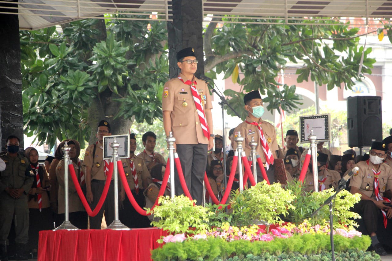 Kang Akur Menjadi Pembina Upacara pada Peringatan Puncak Hari Pramuka ke-61