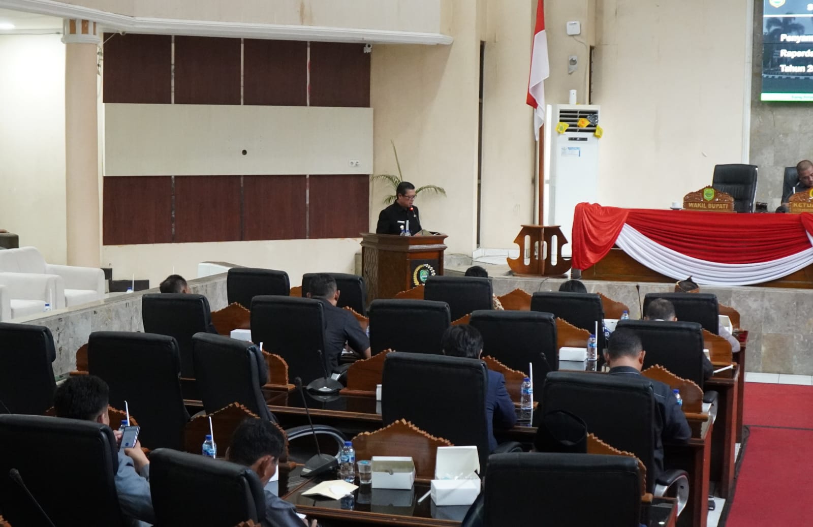 Kang Akur Paparkan Penjelasan Bupati atas Raperda RAPBD Subang pada Sidang Paripurna