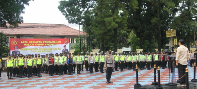 KANG AKUR PIMPIN APEL KESIAPAN PENGAMANAN MALAM PERGANTIAN TAHUN