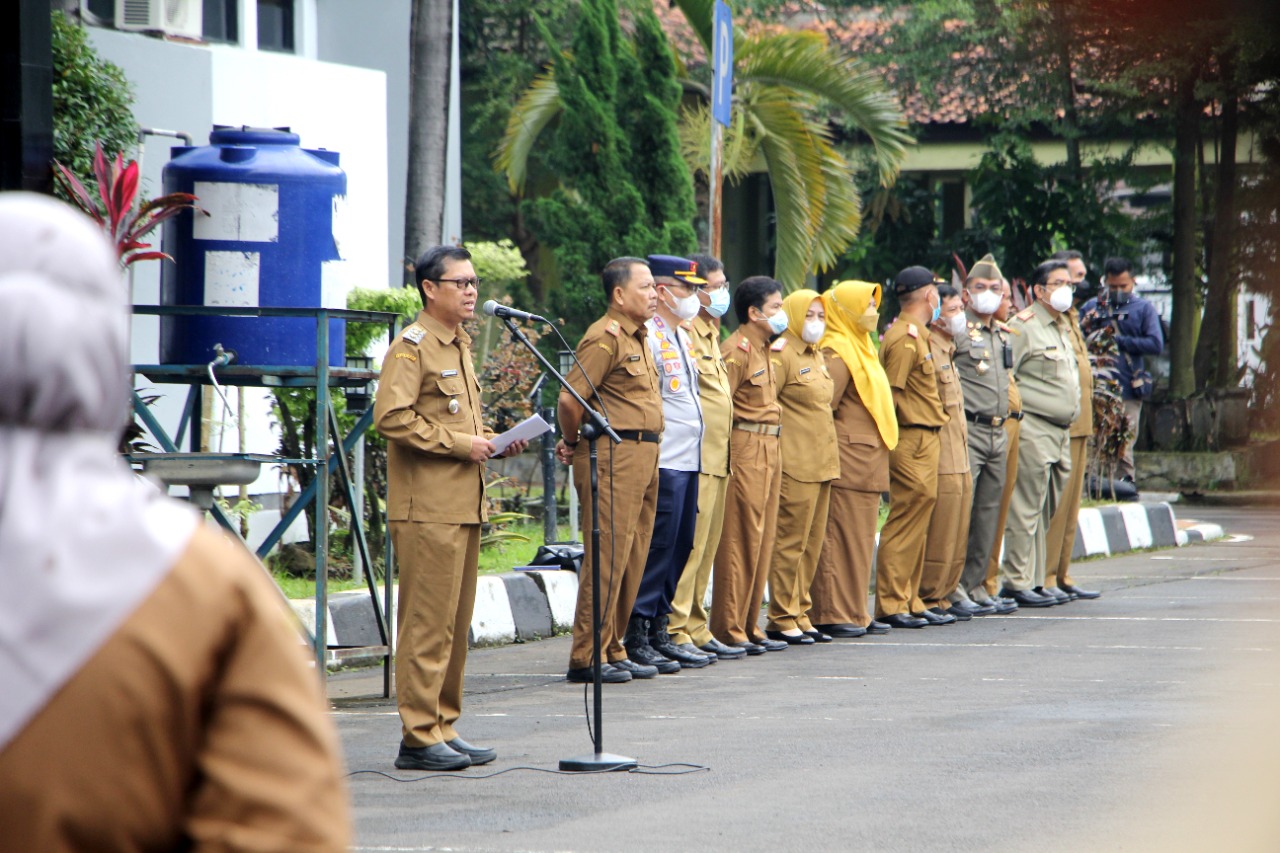KANG AKUR PIMPIN APEL PAGI