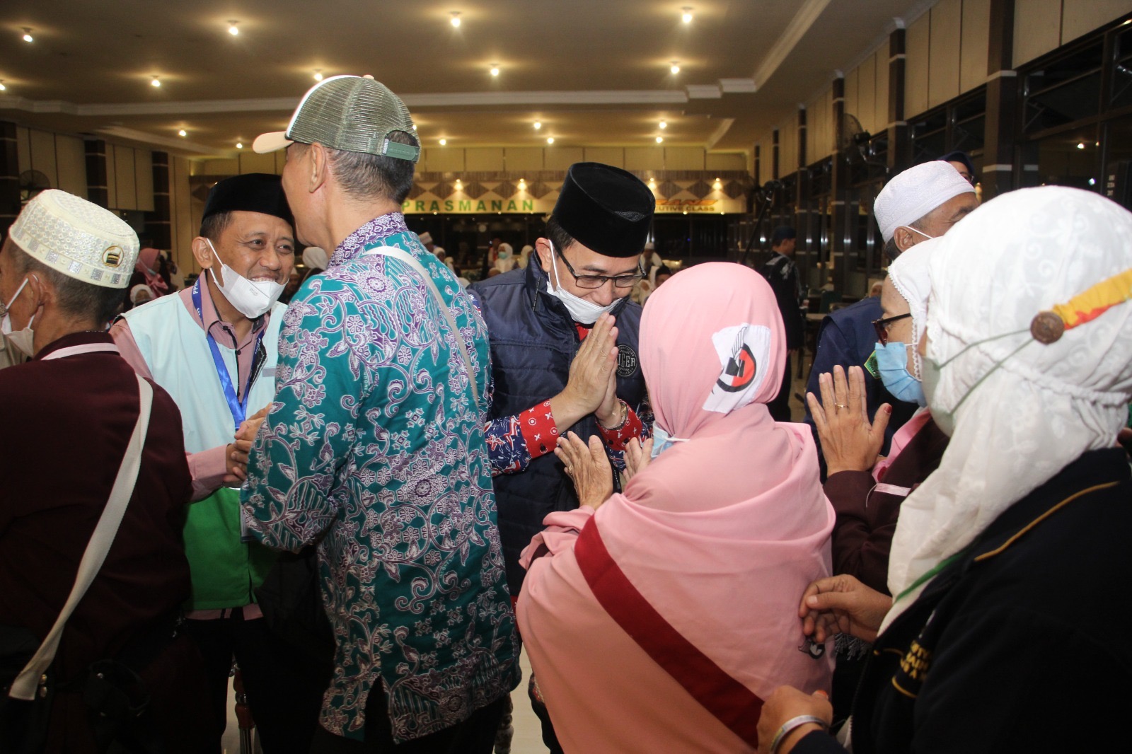 KANG AKUR PULANG SETELAH TUNAIKAN IBADAH HAJI DISAMBUT SEKDA SUBANG