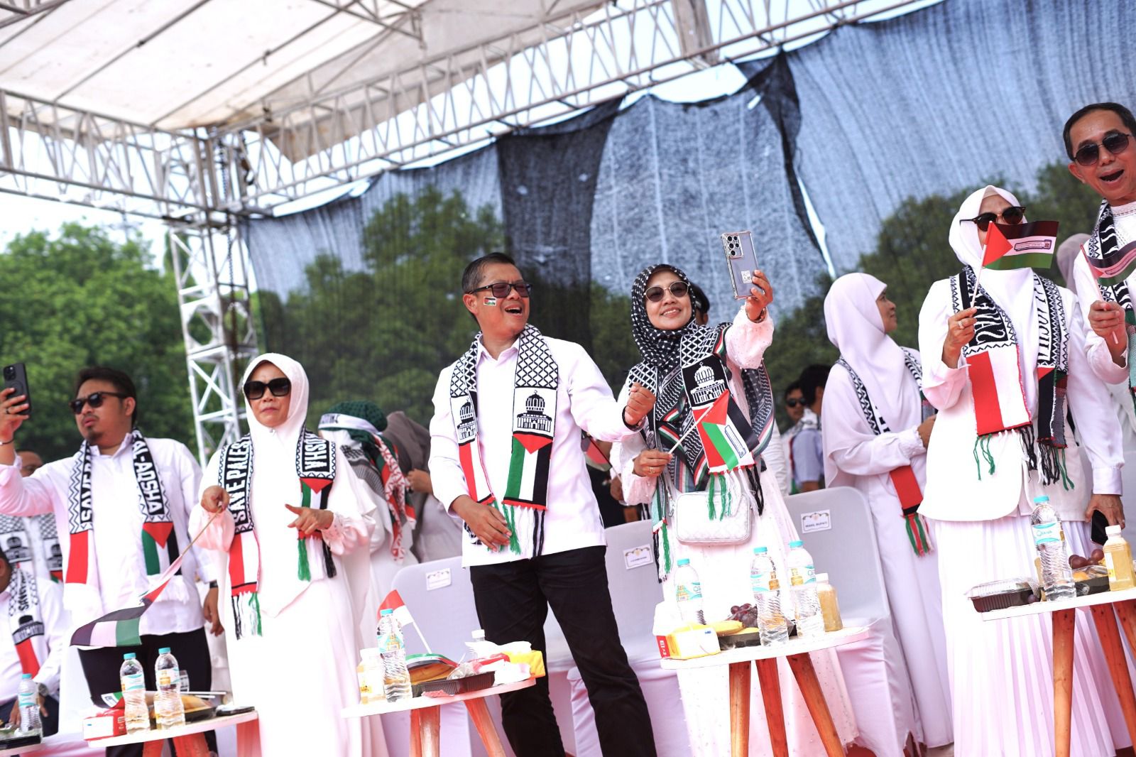 KANG AKUR SAMPAIKAN ORASI MEMBARA PADA MOMENTUM AKSI BELA PALESTINA DAN KONSER AMAL BERSAMA WALI BAND