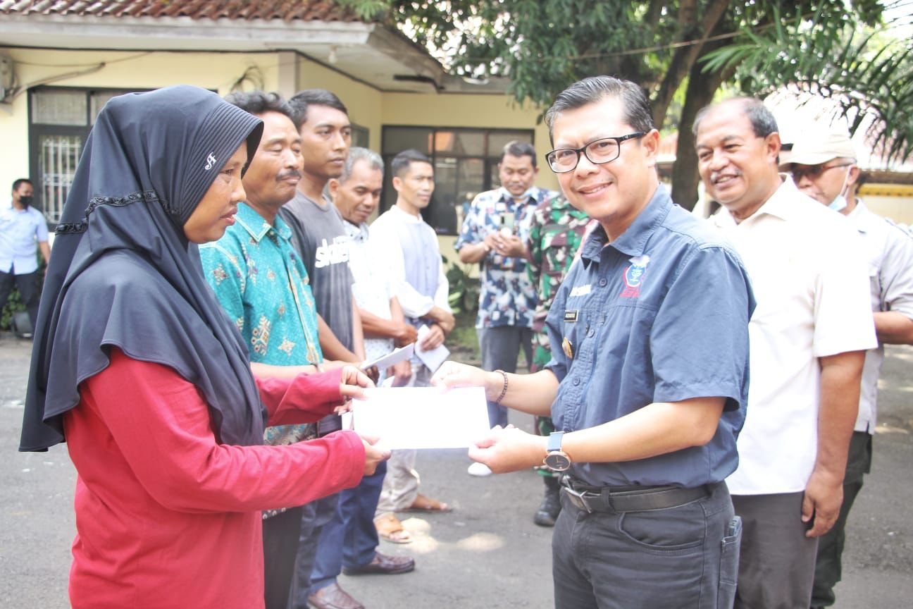 Kang Akur Serahkan Bantuan Penggantian Kematian Hewan Akibat Virus PMK