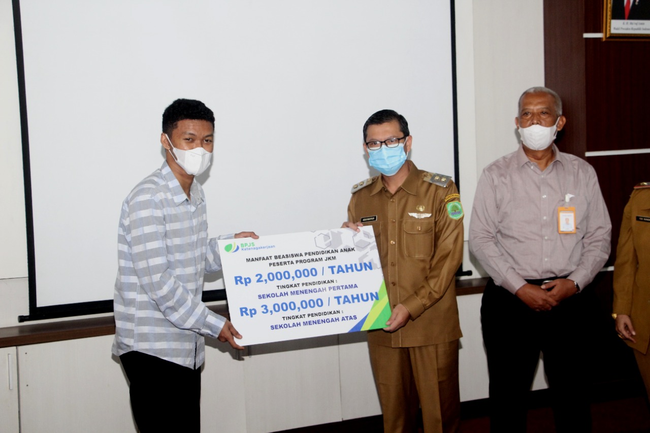 Kang AKur Serahkan Santunan Bantuan BPJS Ketenagakerjaan
