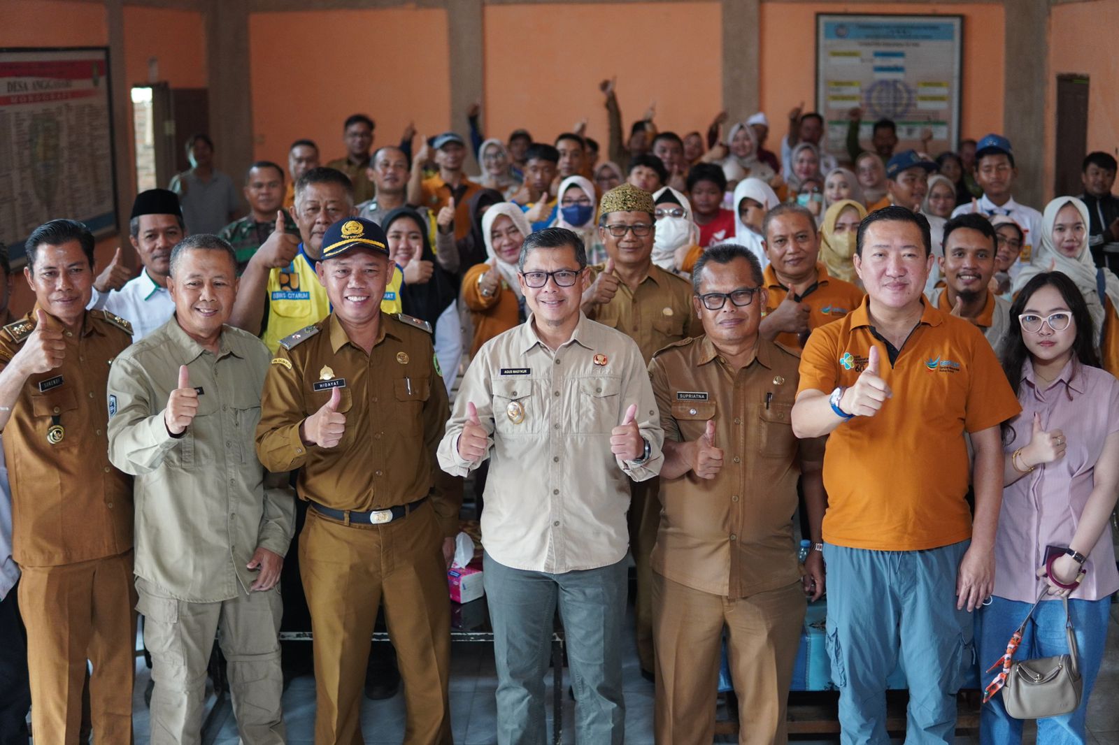 KANG AKUR TEGAS TERTIBKAN BANGUNAN LIAR SAAT NORMALISASI LINTASAN SUNGAI SUKASARI-ANGGASARI