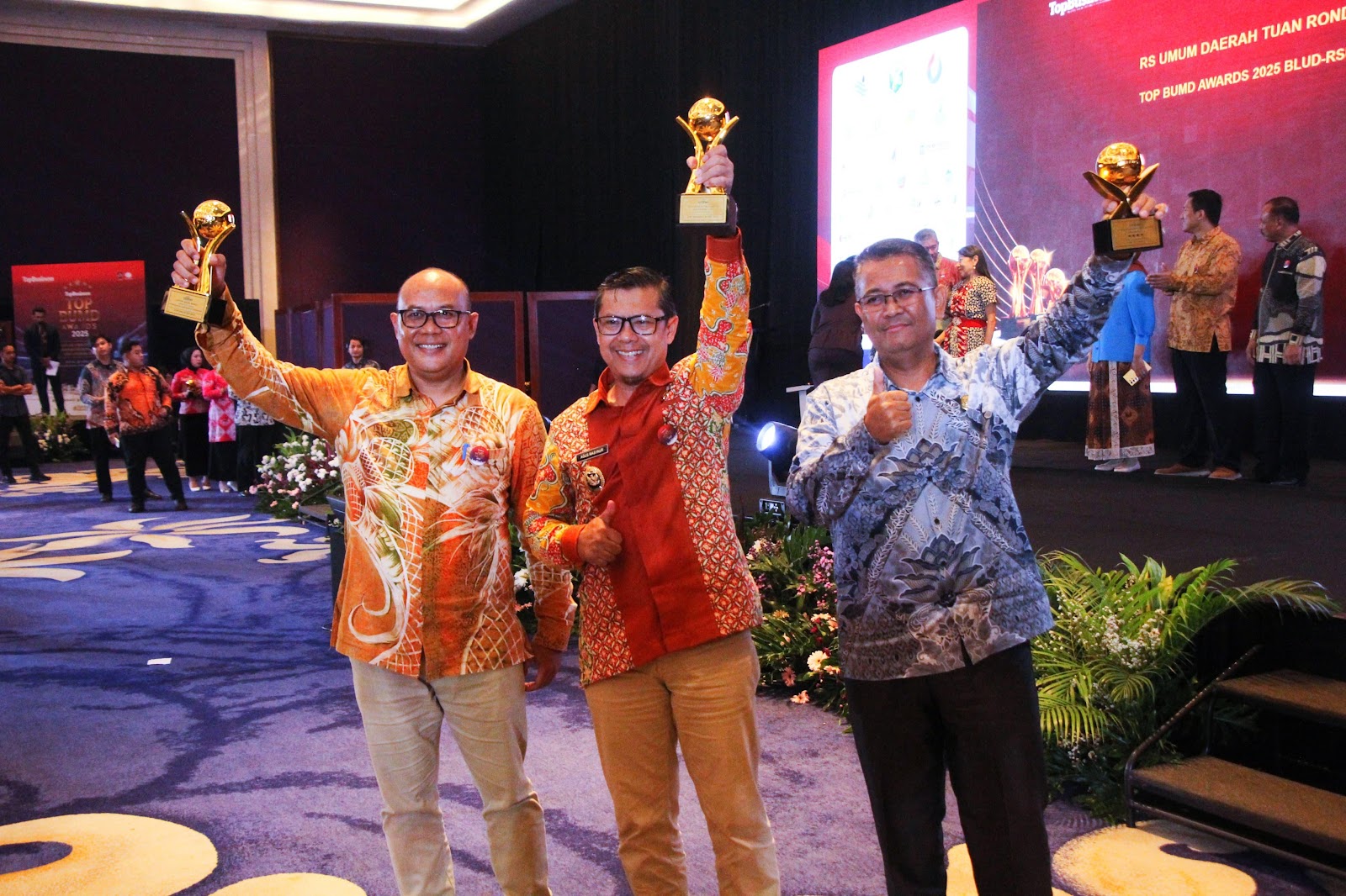 KANG AKUR TERIMA PENGHARGAAN TOP BUMD AWARDS 2025