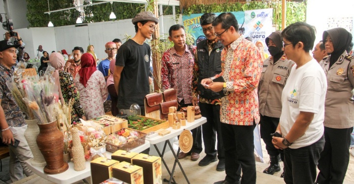Kang Akur Tinjau Festival UMKM Juara Tahun 2022