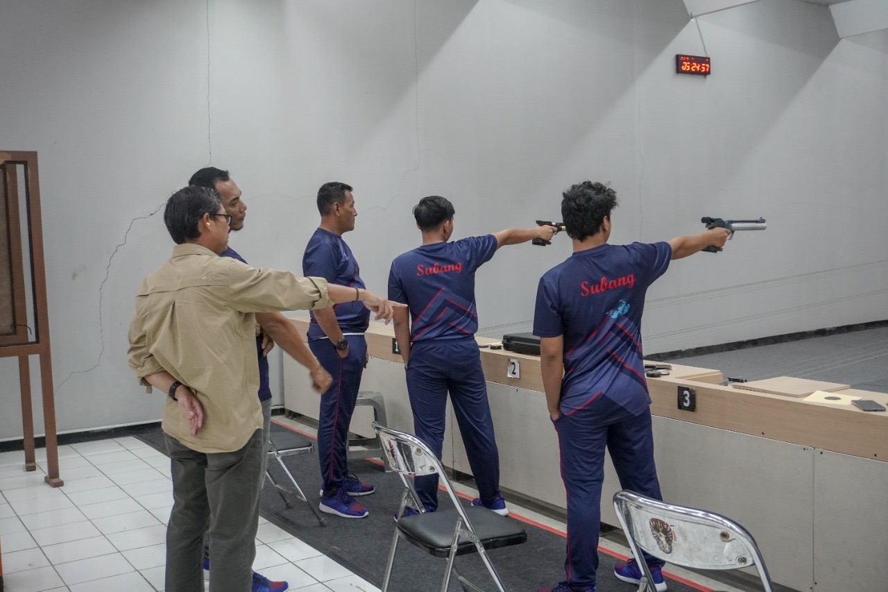 Kang Akur Tinjau Latiha Atlet Menembak dalam Persiapan Porprov Jabar ke-XIV 2022