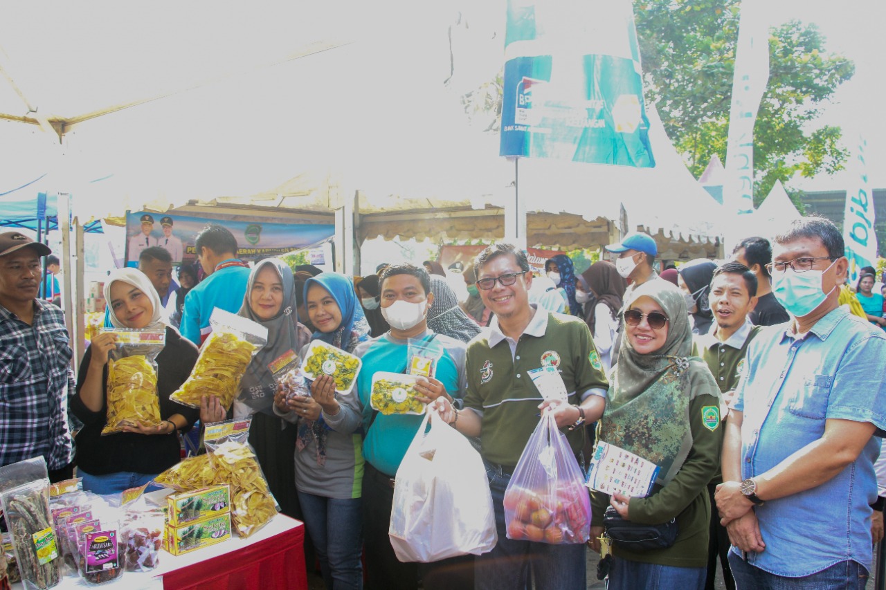 Kang Akur Tinjau Operasi Pasar Murah