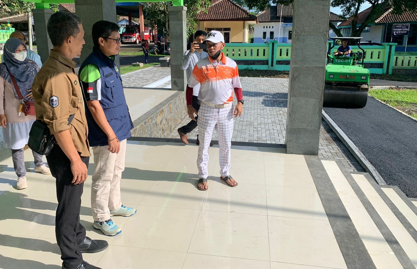 Kang Akur Tinjau Pelaksanaan Pengaspalan Hotmix
