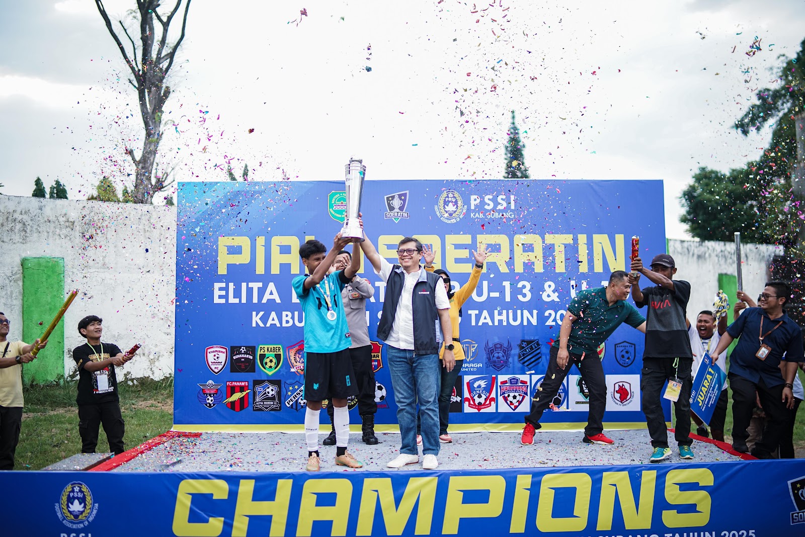 KANG AKUR TUTUP TURNAMEN BOLA PIALA SOERATIN ELITA BUDIARTI CUP U-13 DAN U-15