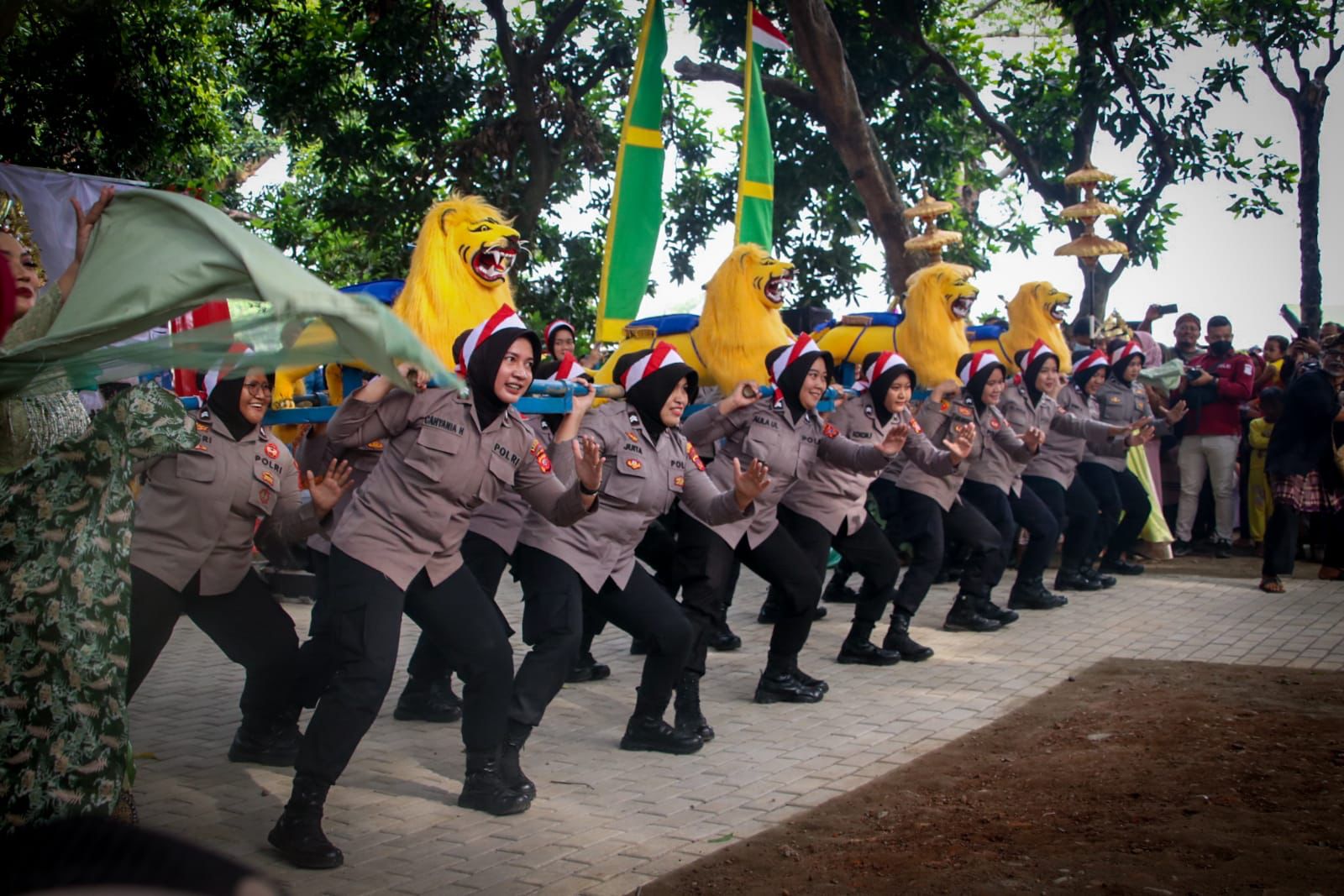 KANG EMIL BUKA GELARAN PAMERAN UMKM, POLWAN POLRES SUBANG TAMPILKAN KREASI SENI SiNGA DEPOK