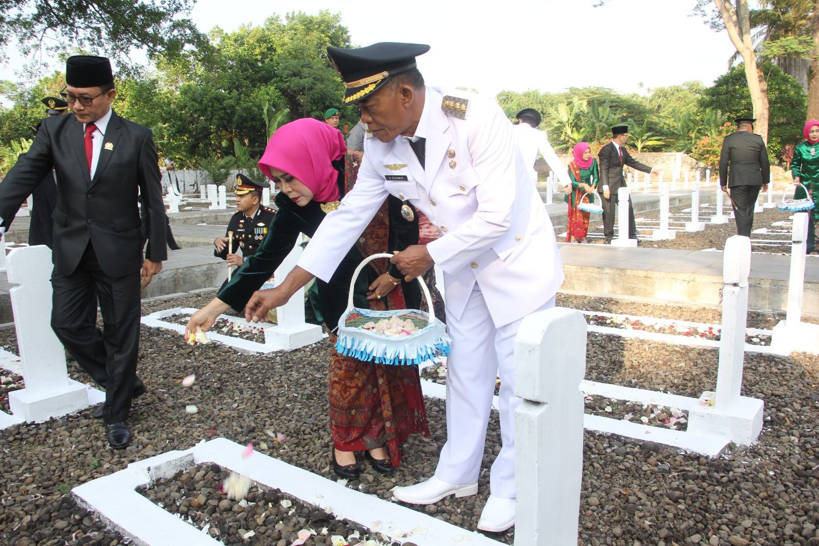 KANG JIMAT-AKUR LAKSANAKAN TABUR BUNGA, WUJUD PENGHORMATAN BAGI PAHLAWAN