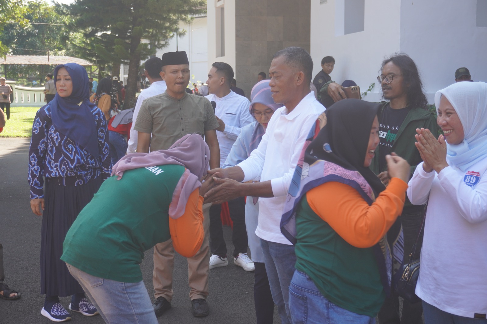 KANG JIMAT BERANGKATKAN UMROH 2 PEJUANG KEBERSIHAN