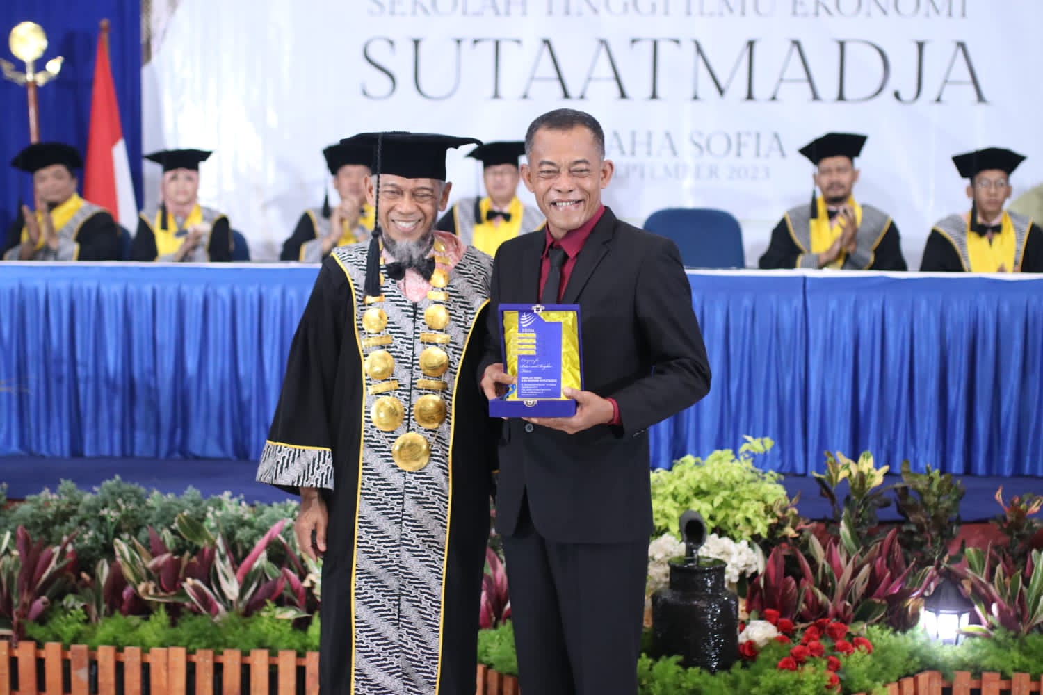 Kang Jimat didampingi Mimih hadiri Wisuda STIESA XXI