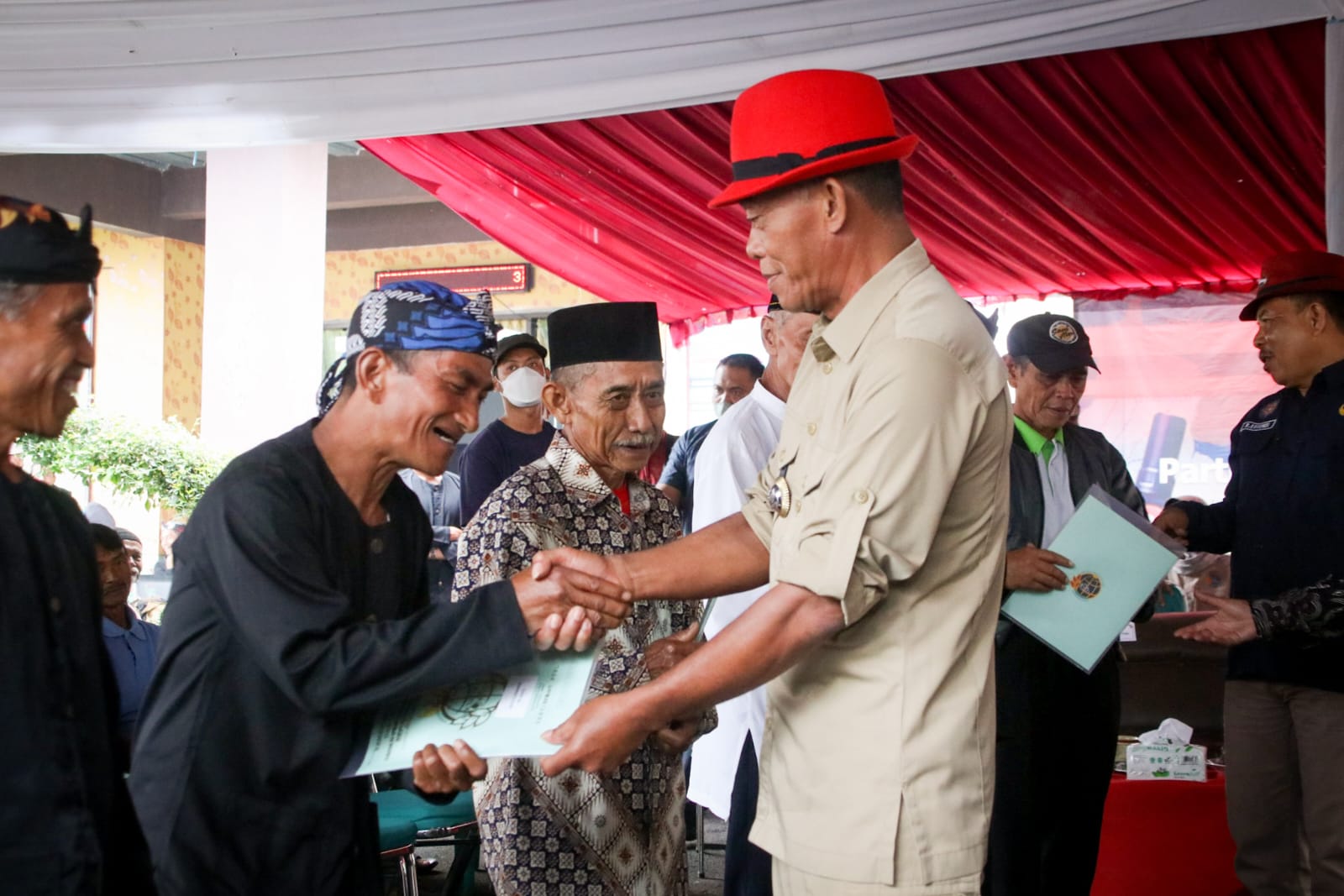 KANG JIMAT, HADIRI PEMBAGIAN SERTIFIKAT PTSL DAN LAUNCHING SINANAS MADU
