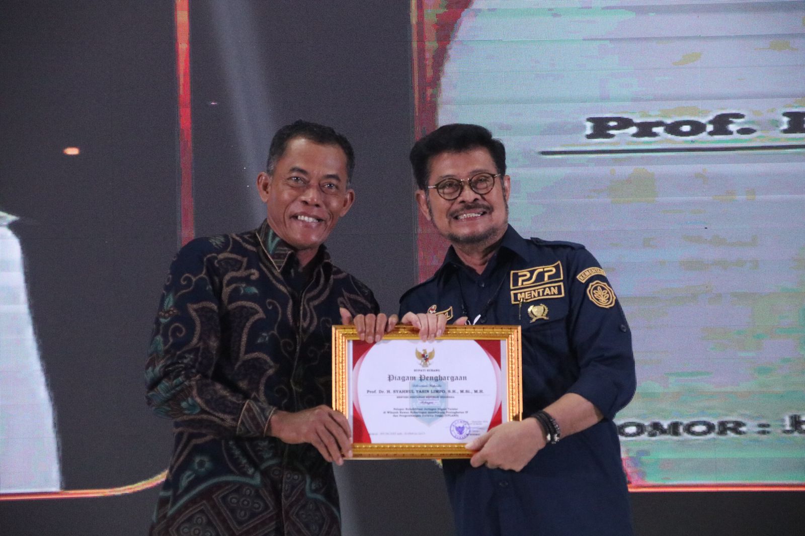 KANG JIMAT HATURKAN PENGHARGAAN BAGI MENTERI PERTANIAN