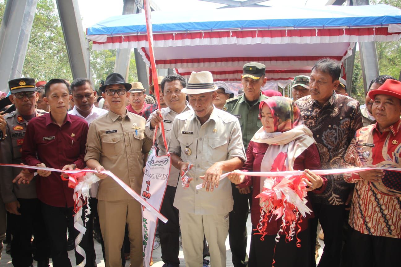 Kang Jimat resmikan Jembatan Jimat Kahuripan, Sambungkan Kec.Pagaden Barat dan Kec.Cikaum