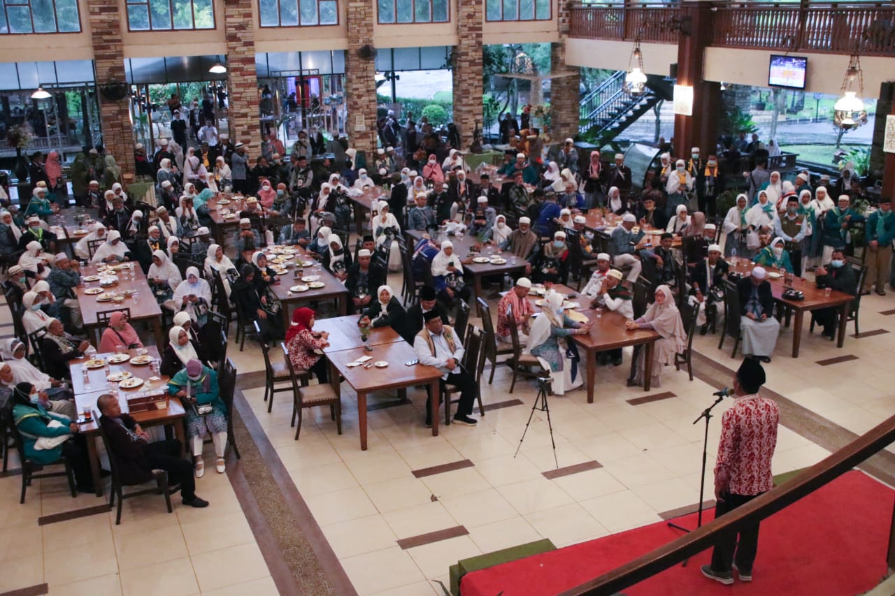Kang Jimat Sambut Jemaah Haji Keloter 1