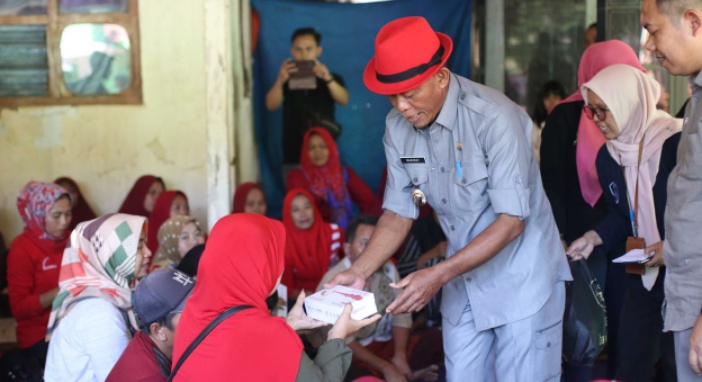 Kang Jimat Serahkan Bantuan Kepada 140 KPM PKH & 10 orang Disabilitas di Kecamatan Purwadadi