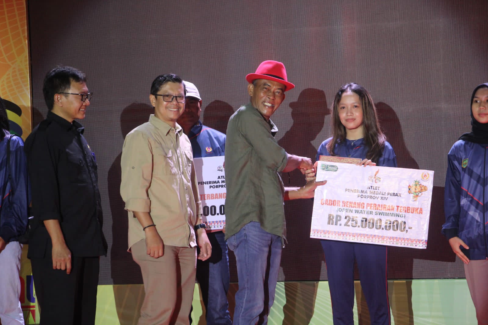 KANG JIMAT SERAHKAN BONUS ATLET TANPA POTONG PAJAK, SEBAGAI APRESIASI DAN MOTIVASI UNTUK UKIR PRESTASI