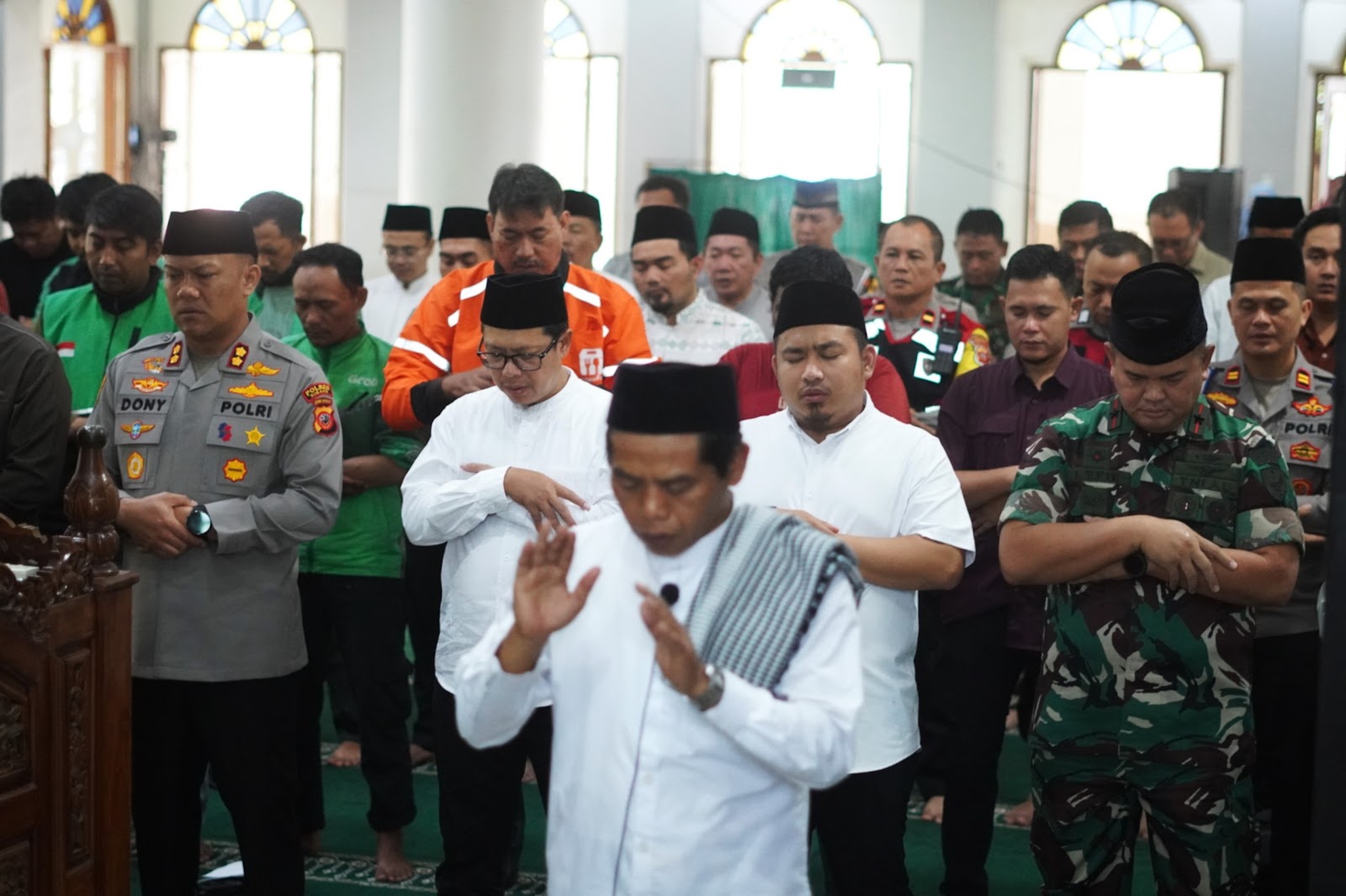 KANG REY LAKSANAKAN SHALAT GHAIB DAN DOA BERSAMA