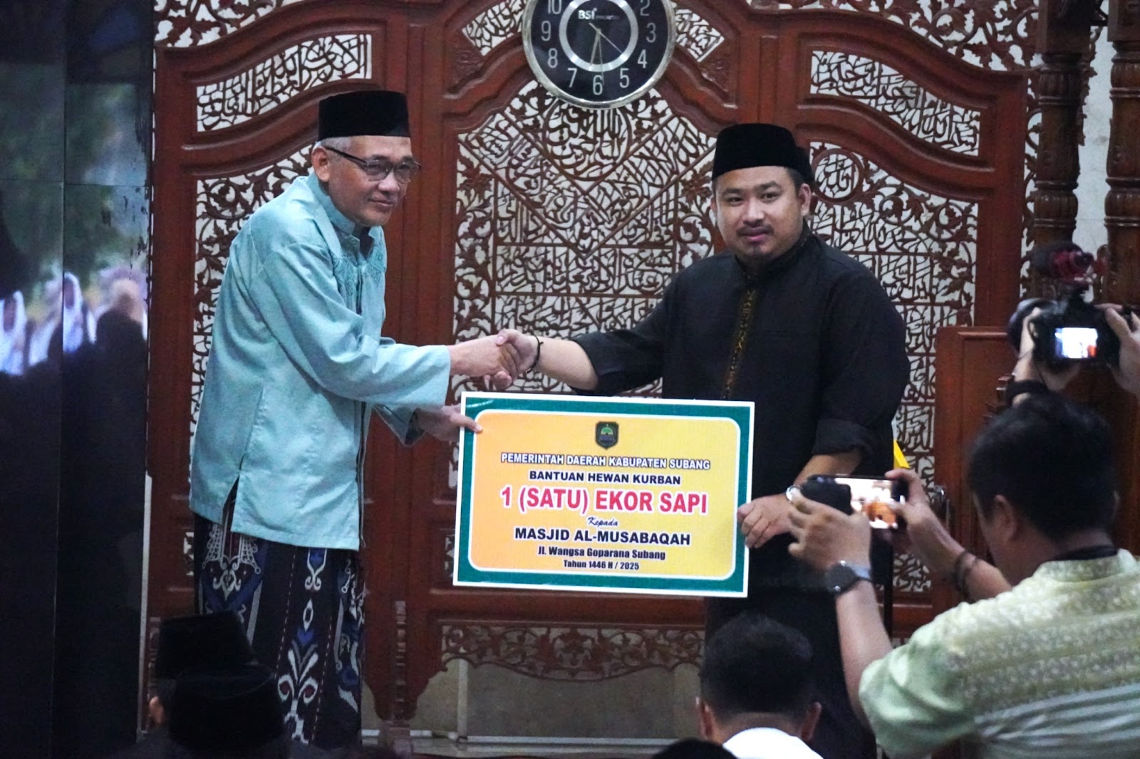 KANG REY LAKSANAKAN SHALAT IDUL ADHA, TEGASKAN PEMBANGUNAN SUBANG TIDAK HANYA INFRASTRUKTUR